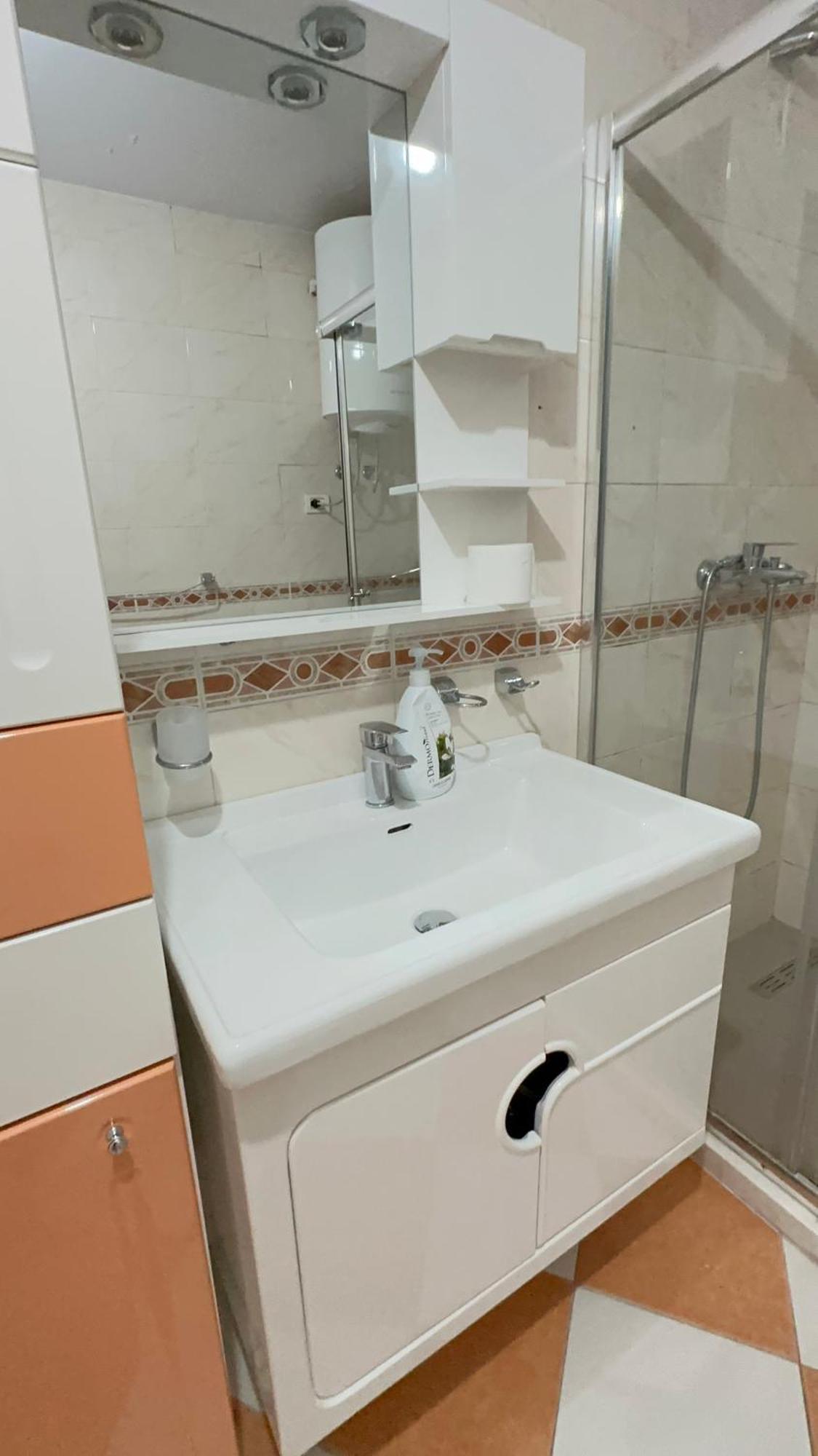 Square Inn Тирана Екстер'єр фото